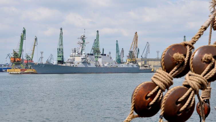 Американски военен кораб акостира във Варна