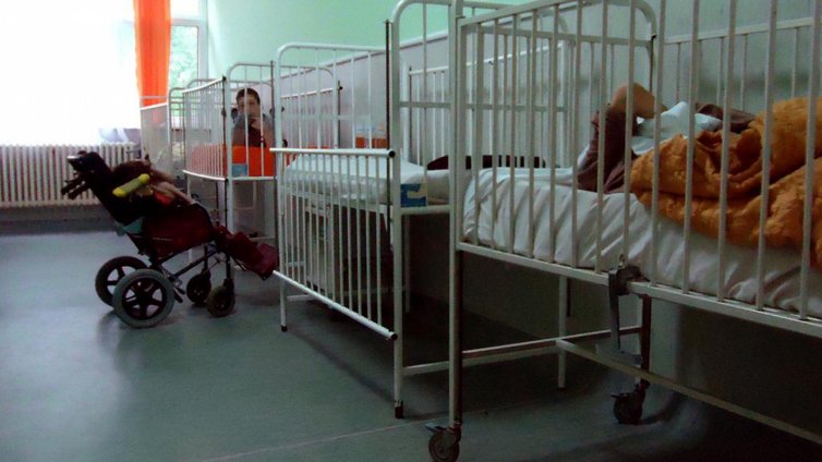 Близо един милион деца в Европа живеят в институции
