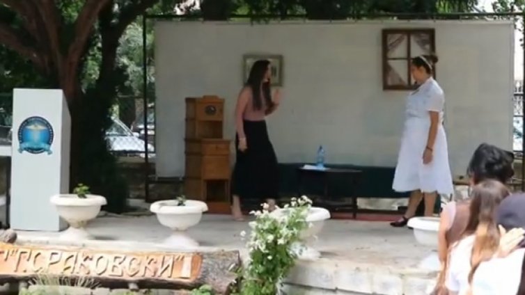 Ученици от ВТГ почетоха с театрален фестивал Добри Войников