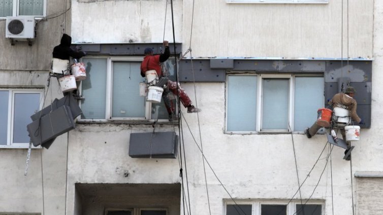 "Безплатното" саниране с варианти: Пари за бедни, самоучастие за богати