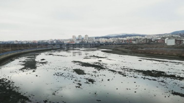 Какво се случва с майката на бебето, открито мъртво във „Водното огледало” в Кърджали?