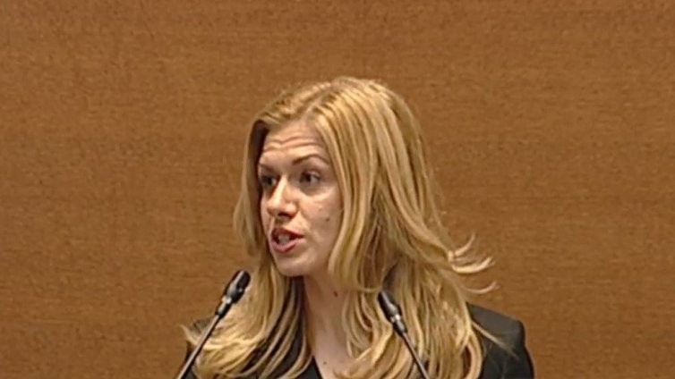 Отново дама е председател на парламента