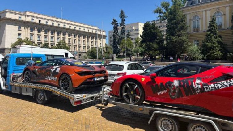 Спряха от движение луксозните автомобили на „Величие“, брандирани с Борисов и Пеевки 