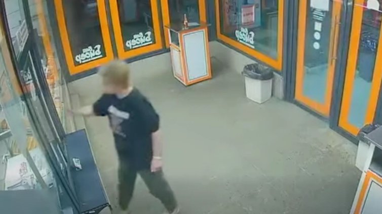 Появиха се кадри как жената, тормозеща к-в "Младоста", вади нож в заведение за бързо хранене