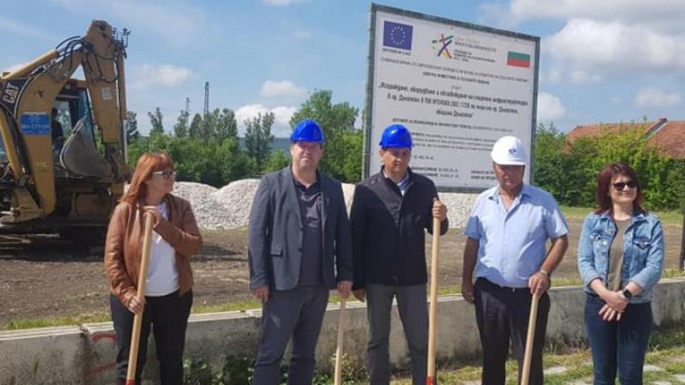 Правят ново футболно игрище в Дългопол