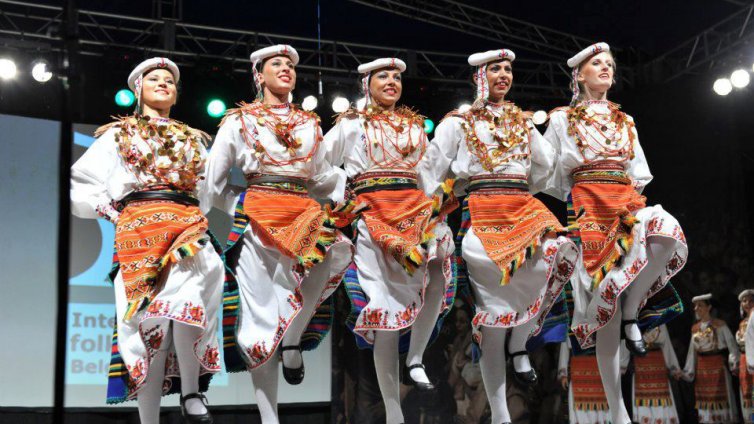 Три фолклорни концерта за варненци до Коледа