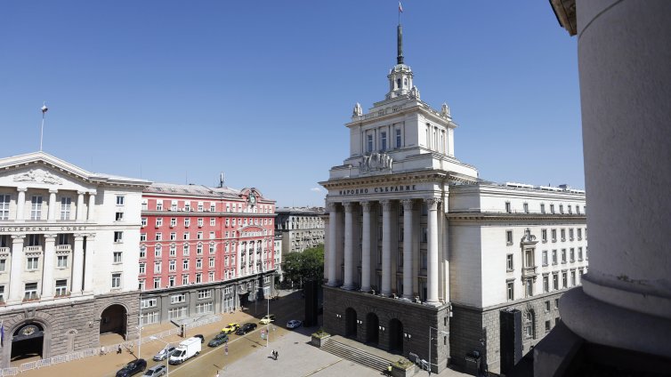 Парламентът заседава извънредно във връзка с помилването на Огнян Атанасов