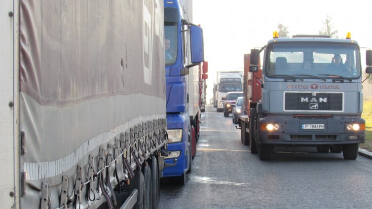 Ограничават движението за тежкотоварни автомобили по празниците