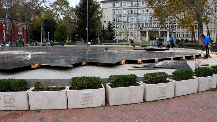 Подготвят шадраваните във Варна за коледна украса