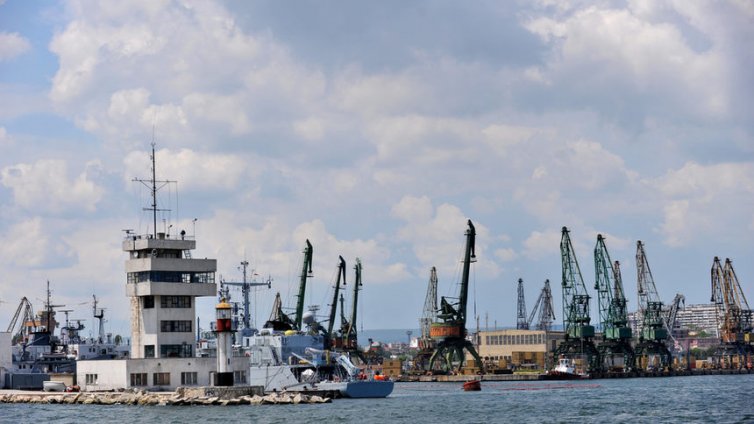Товарен кораб с украинци акостира извънредно на пристанище Варна заради инцидент на борда