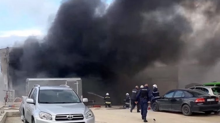 Огромен пожар изпепели автосервиз във Варна. Има обгорен работник (ВИДЕО)