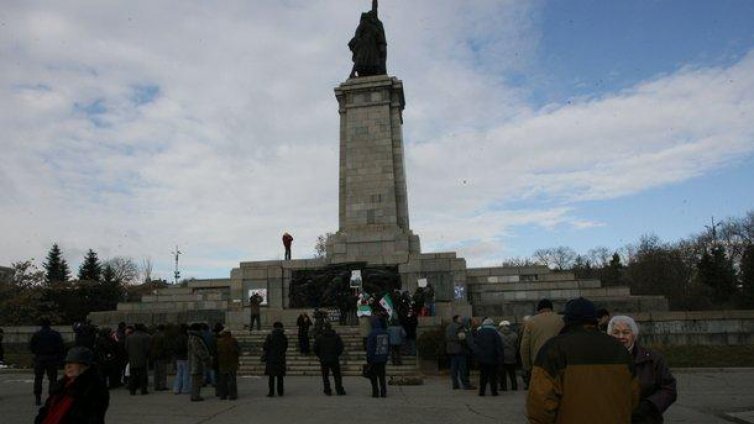 71 гълъба и бели балони пуснаха за 9 май