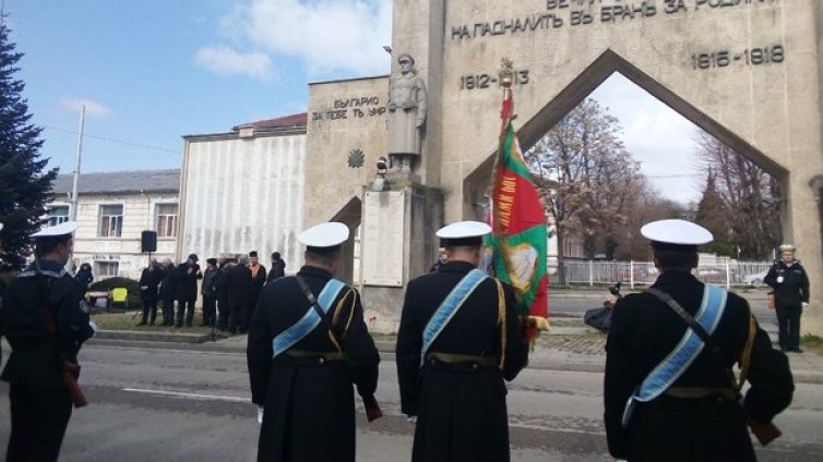 Спират за кратко движението по част от основен варненски булевард на 26 март