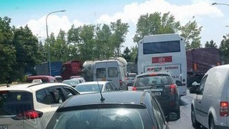Катастрофа по пътя за Златните създаде километрична тапа
