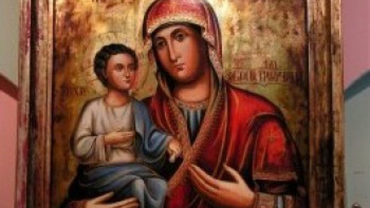 Стотици се молят за изцеление на Голяма Богородица