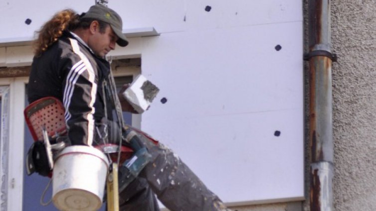 Всеки втори българин студува у дома си