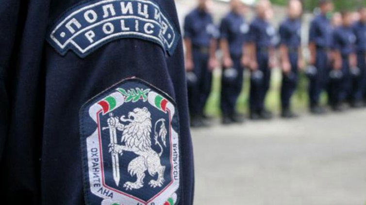 Полицаи и пожарникари на протест пред парламента