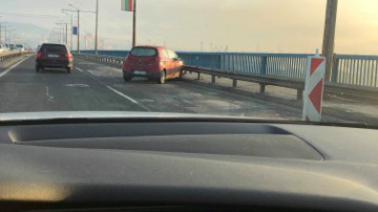 Кола се заби в мантинелата на Аспарухов мост