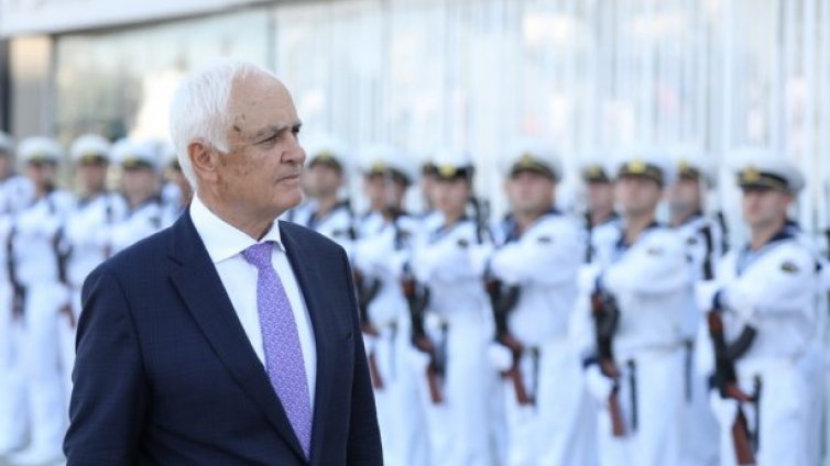 Министърът на отбраната пристига във Варна