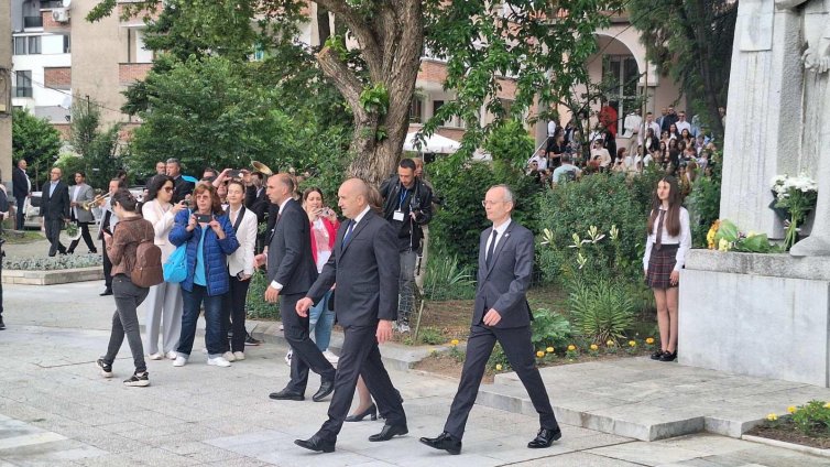 Радев участва в тържеството на хуманитарната гимназия "Св. св Кирил и Методий" в Благоевград