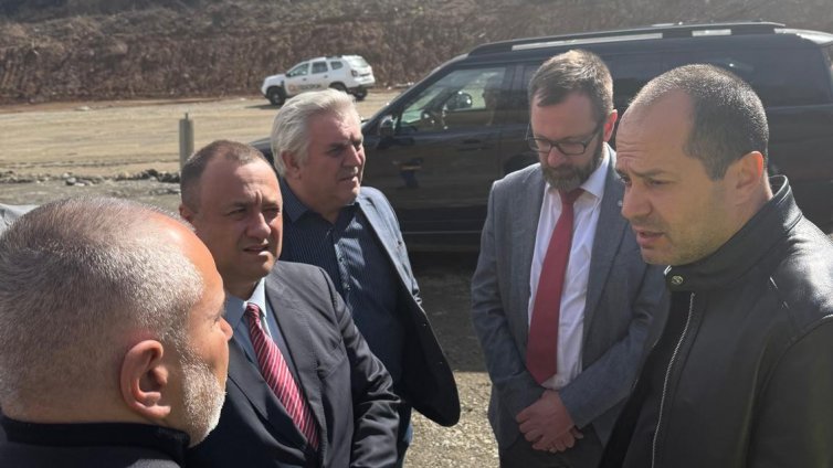 ПП поиска оставката на шефа на АПИ
