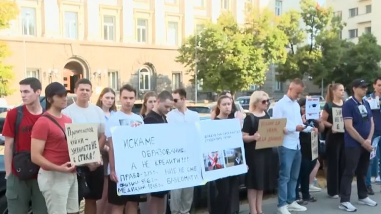 Студенти отново протестират срещу повишение такси за платено обучение