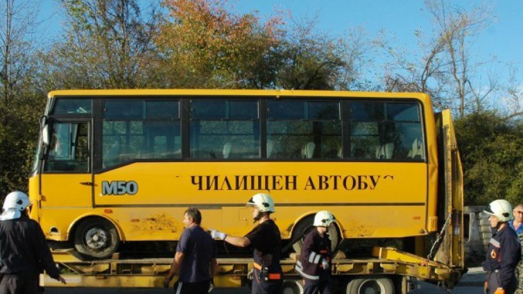 Ученически автобус и бус се блъснаха край Омуртаг