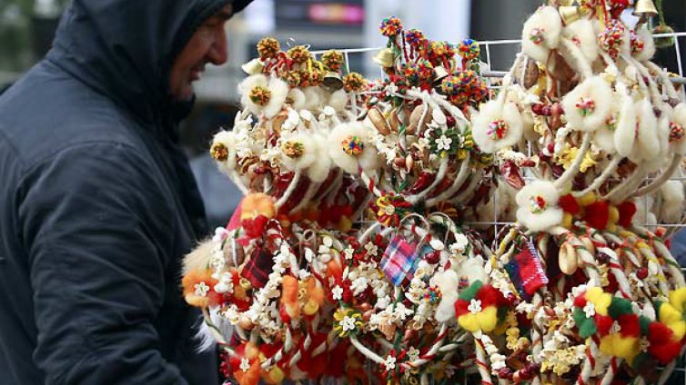 Между 3 и 8 лева вървят сурвачките във Варна 