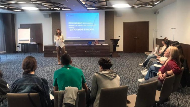 Обучават 20 ученици от Варна да разпознават рисково поведение сред връстниците си