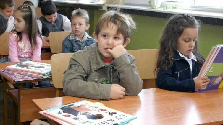 Властта се кълне: Няма да допусне дървена ваканция заради студ в клас!