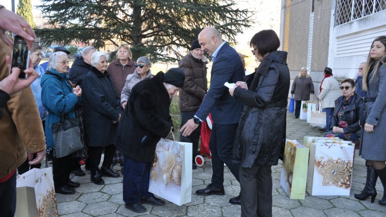 Коледни подаръци получиха 300 социално слаби във Владиславово