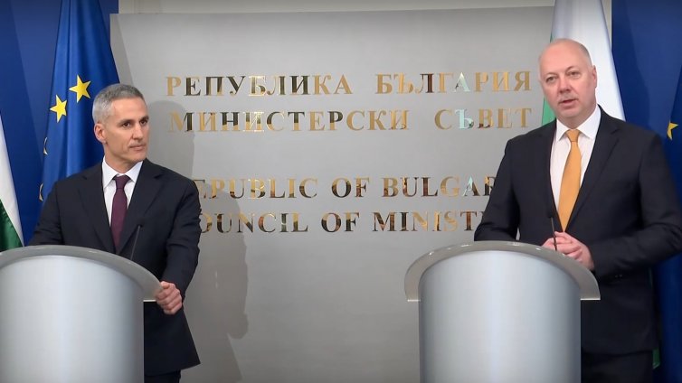 Желязков сдаде властта Гюров