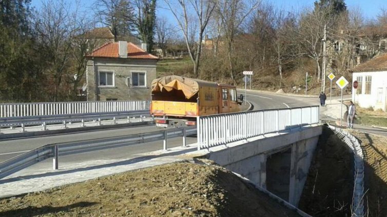 Ремонтираха близо 5 км път край с. Партизани