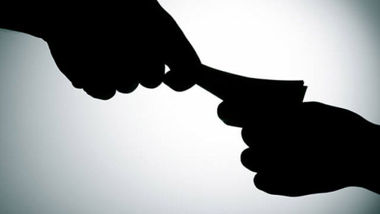 48-годишен без книжка опита да подкупи полицай