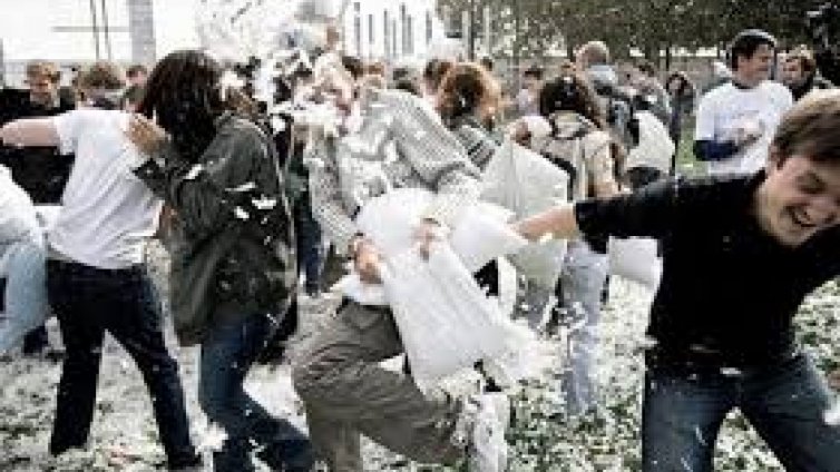 Бой с възглавници в центъра на Ню Йорк