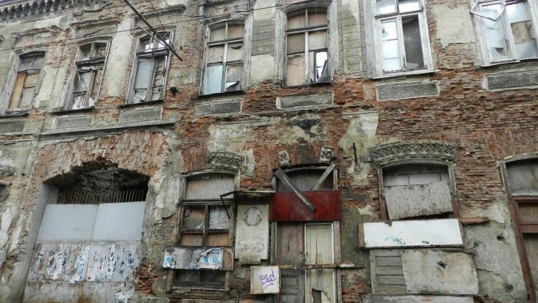 Солаковият хан, убежище за Ботев и Левски се руши