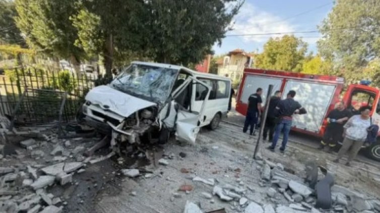 Шофьор загина, след като се блъсна в ограда на къща край Бургас