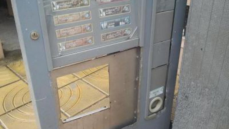 Непълнолетен разби автомат за кафе, задържаха го