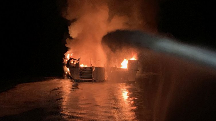Над 30 жертви взе пожар на кораб край Калифорния