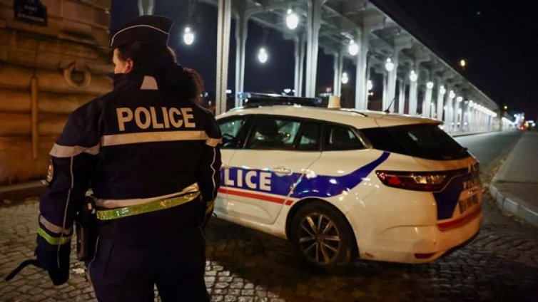 Терорист уби турист и рани двама души край Айфеловата кула