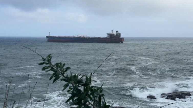 Пускат с вертолет провизии за екипажа на блокирания танкер край Ахтопол