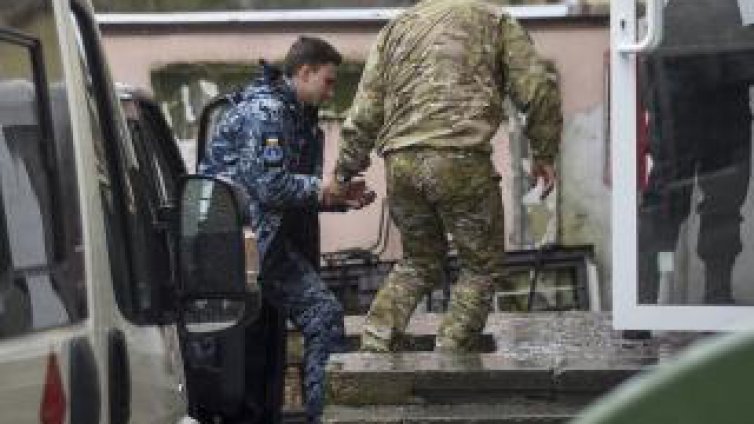 Петима от заловените украински моряци остават в ареста в Москва