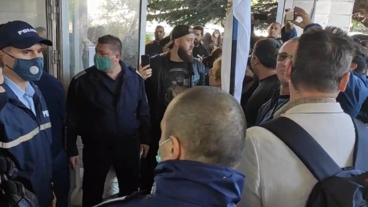 Ескалация във Варна: Полиция спря антиваксъри да нахлуят в РЗИ