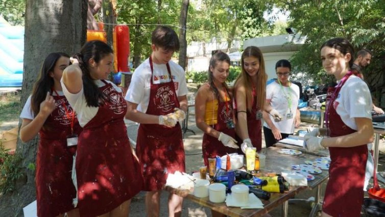 Най-дългата рисунка сътворяват малки и пораснали деца за Деня на Варна