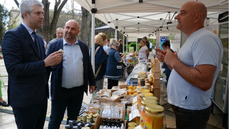 Показват редки продукти от региона на фермерски пазар във Варна 