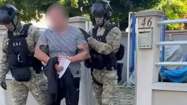 Европол и ГДБОП разбиха канал за мигранти през България и Сърбия, задържани са полицаи