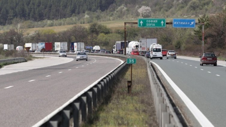 Катастрофи затрудняват трафика по АМ "Тракия"