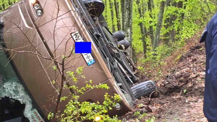 Двама загинаха след като автобус тръгна на заден ход край Малко Търново