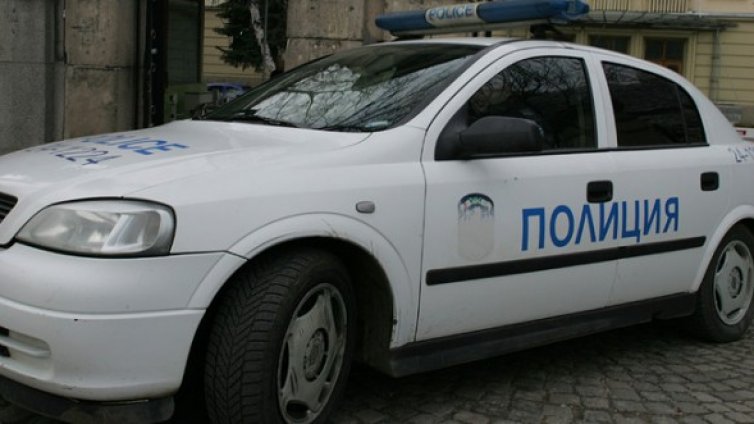 Затвор за крадец на сладолед, уринирал до патрулка