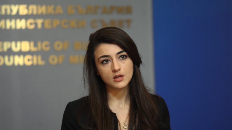Лена, годежарка! В парламента жежко, на нея и е леко – булка ще да става